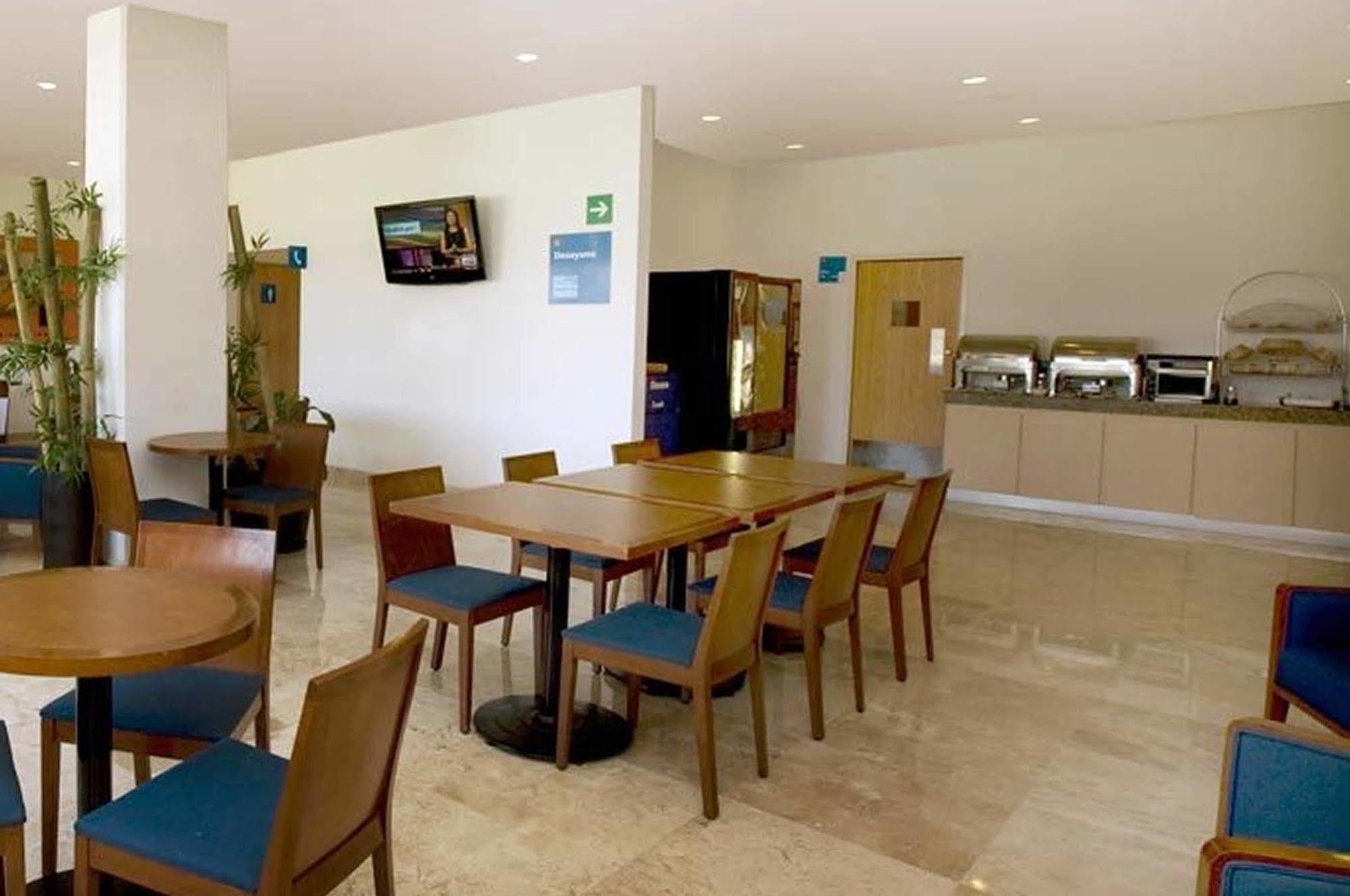Hotel One San Luis Potosi Glorieta Juarez Exterior foto